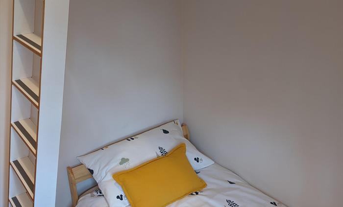 Bottom bed. Full size singel